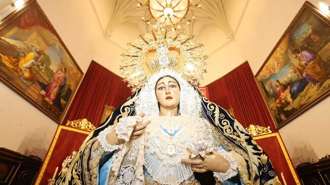 La Virgen de la Amargura luce la medalla de oro de Huelva en su pecho. / Josué Correa