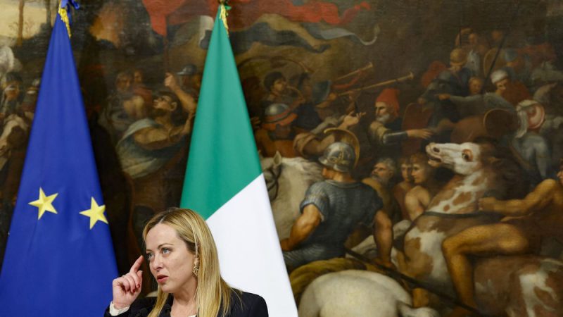 Giorgia Meloni durante una rueda de prensa en el Palacio Chigi de Roma. FABIO FRUSTACI (EFE)