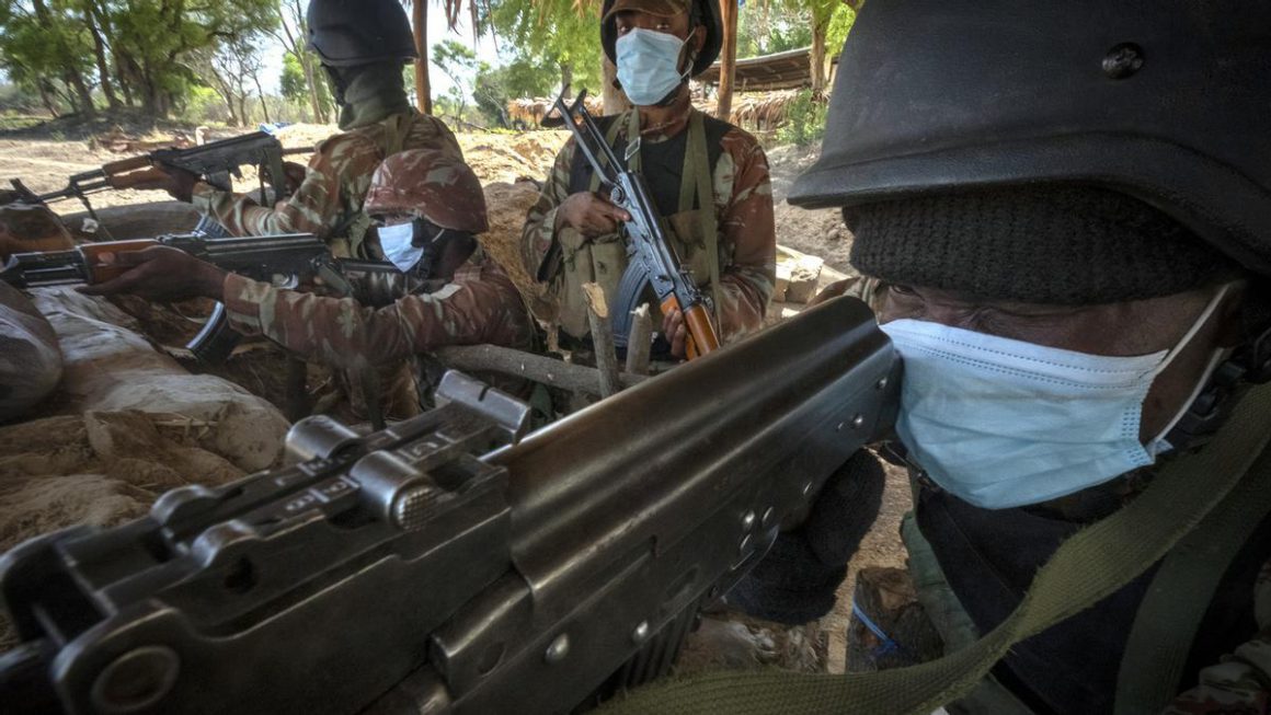 Soldados del Ejército de Benín, en la frontera con Burkina Fasso. / RICARD GARCIA VILANOVA