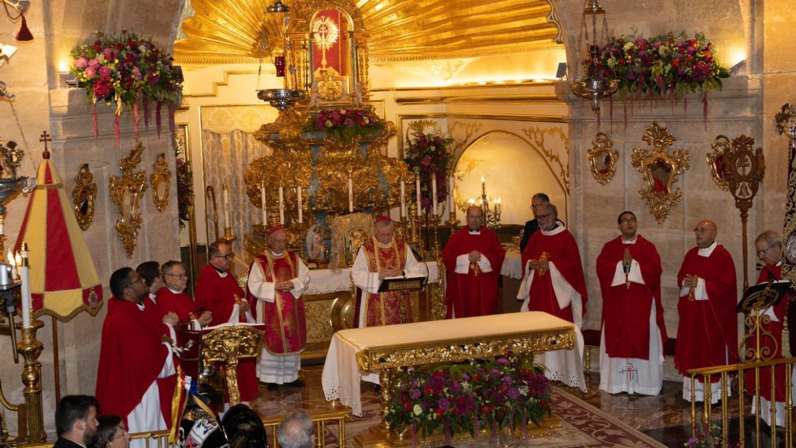 El Obispo presidiendo el Quinario de la Vera Cruz, el pasado 14 de septiembre Enrique Soler