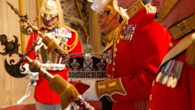 La corona, custodiada por la Guardia Real @Coronation2023