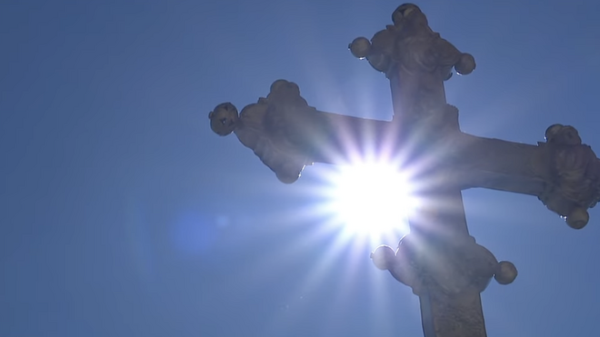 La cruz, en la plaza de San Pedro