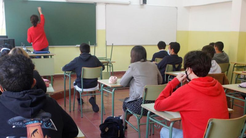 Alumnos de Bachillerato del Instituto de Educación Secundaria Jovellanos, en Gijón, asisten a clase en el inicio del curso en Asturias. EFE/ Juan González/Archivo