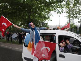dos mujeres con velo celebran la victoria de Erdogan en Turquía