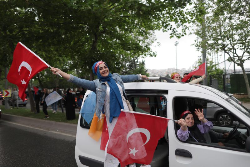 dos mujeres con velo celebran la victoria de Erdogan en Turquía