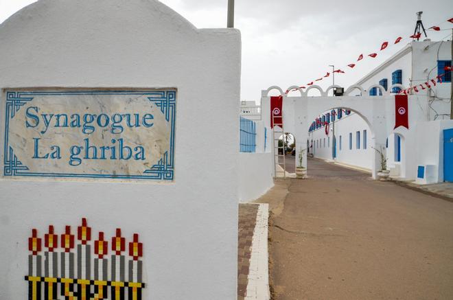 la sinagoga de Ghriba, en la isla de Djerba (Túnez), es el templo judío más antiguo que aún se mantiene en pie en África