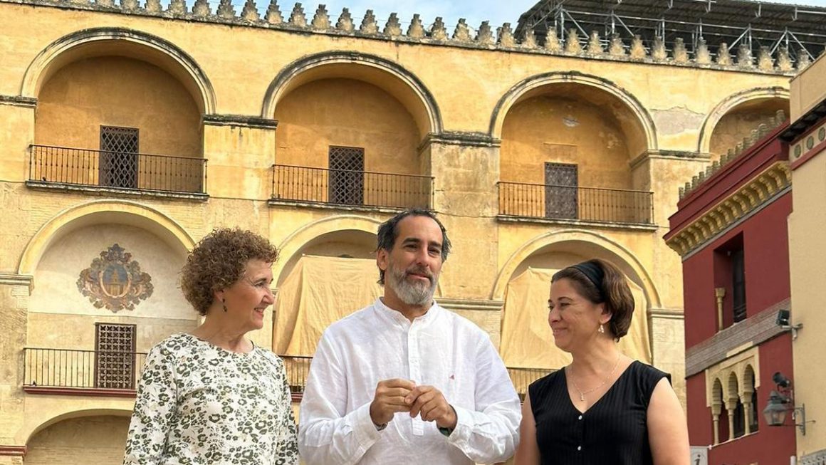 Candidatos de Hacemos Córdoba, ante la Mezquita.