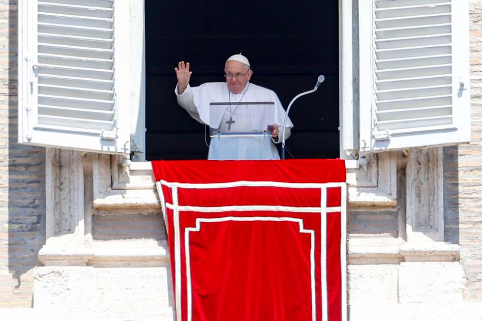 El Papa Francisco ayer durante la oración Regina Coeli ante los fieles reunidos en la Plaza de San Pedro.FABIO FRUSTACI (EL PAÍS)