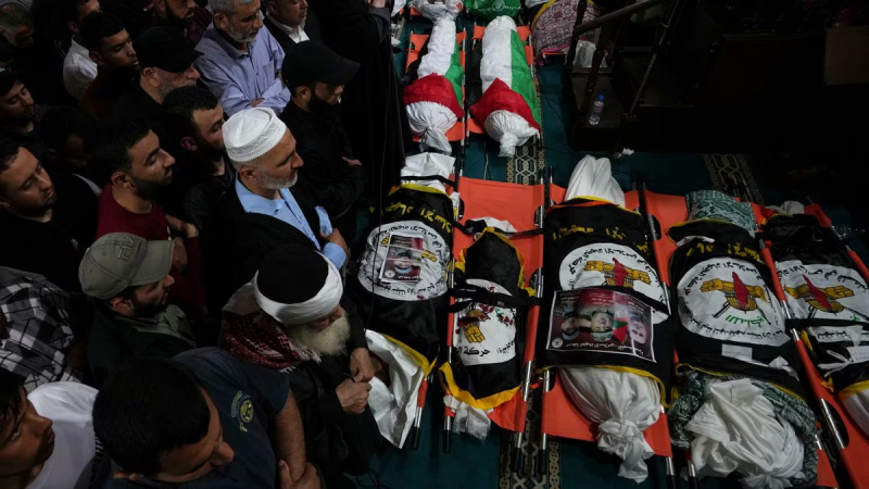 Funeral por 10 palestinos muertos en bombardeos israelíes, este martes en la mezquita Omari, en Gaza.Foto: Adel Hana (AP)