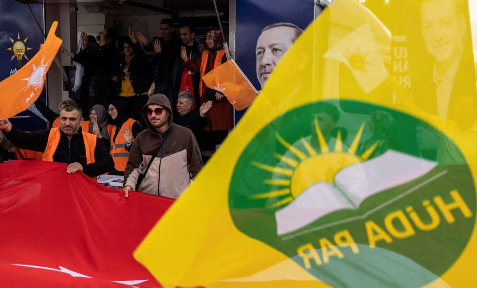 Seguidores del presidente turco, Recep Tayyip Erdogan, ondean banderas nacionales, de su partido, el islamista AKP, y de Huda Par, el pasado 9 de mayo.UMIT BEKTAS (REUTERS)