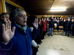 Un grupo de feligreses rezan en un centro comunitario en Osorno.Fernando Lavoz (NurPhoto via Getty Images)