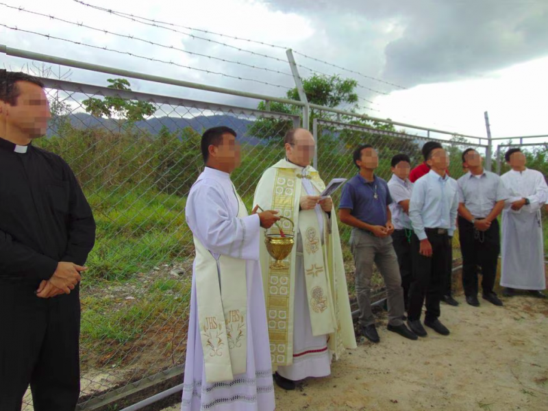 El sacerdote que es juzgado por abusos en Toledo (segundo por la izquierda), en una de sus estancias en Moyobamba, Perú, en 2020, más de tres años después de la denuncia y mientras el caso era investigado por los tribunales.