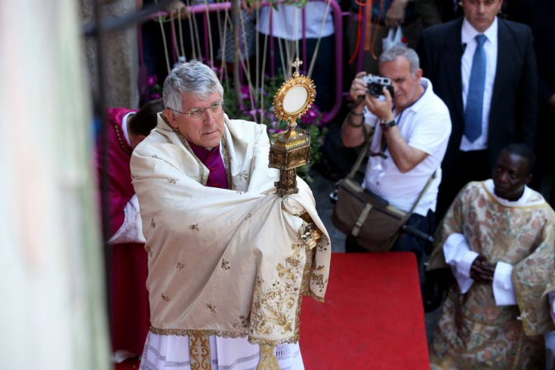 El arzobispo de Toledo, Braulio Rodríguez, en la procesión de la festividad del Corpus Christi en Toledo, en junio de 2015.ULY MARTIN