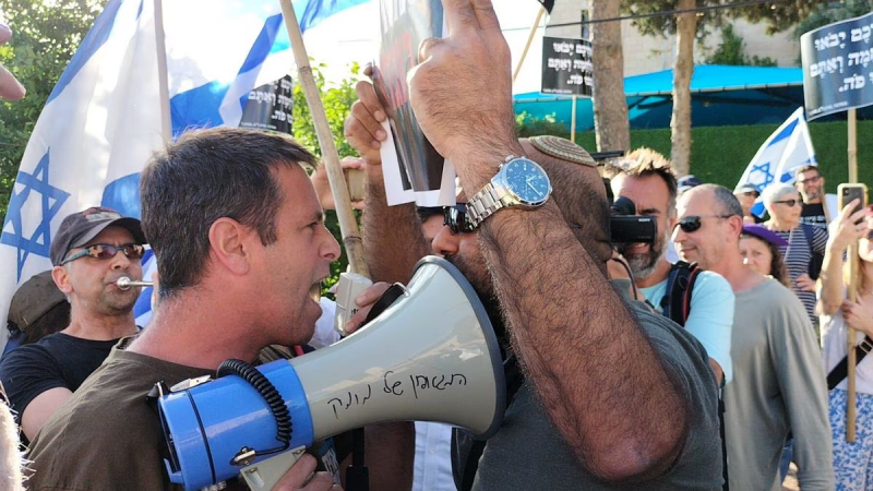 Manifestante y contramanifestante en una protesta sobre la exención del servicio militar de los ultraortodoxos, este jueves en Jerusalén.Foto: ANTONIO PITA
