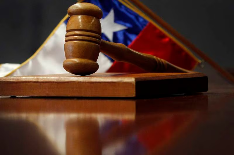imagen referencial de un mazo judicial con la bandera chilena de fondo