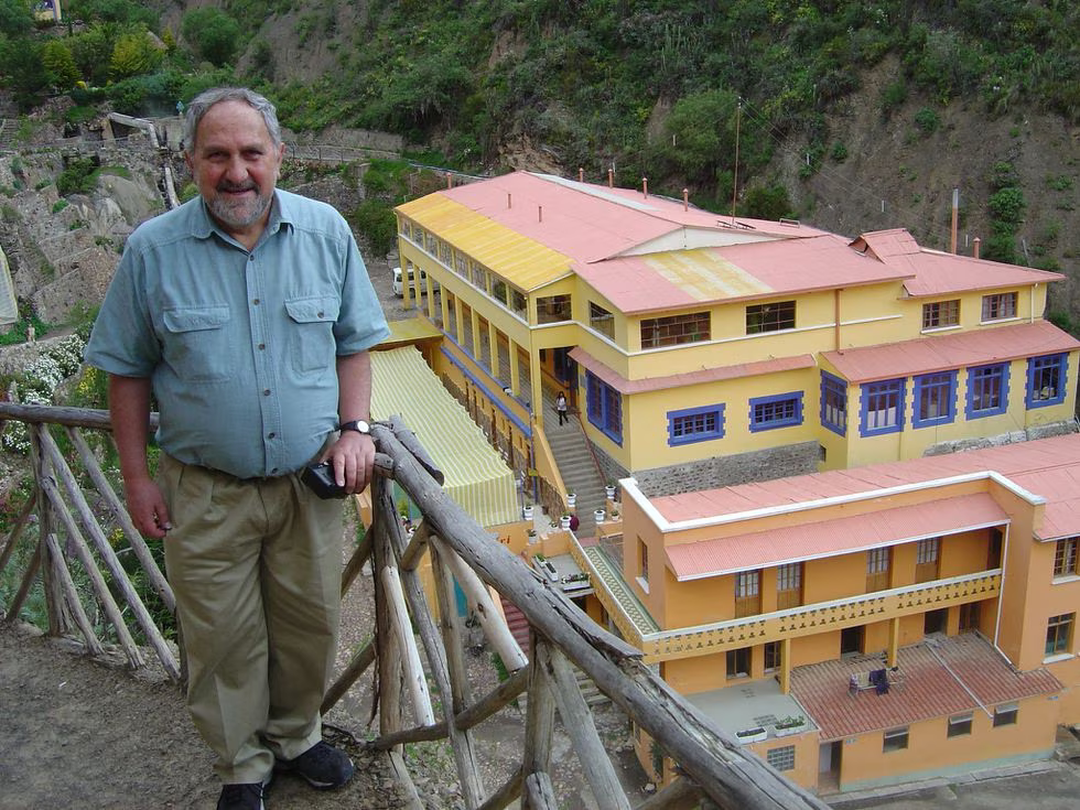 El jesuita Alfonso Pedrajas, en una de sus visitas al balneario de Urmiri, en Bolivia, unos años antes de morir.
