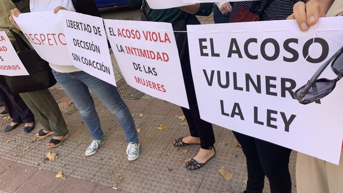 Protesta contra el acoso que sufren mujeres en clínicas de interrupción del embarazo por parte de grupos antiabortistas. - AMECO