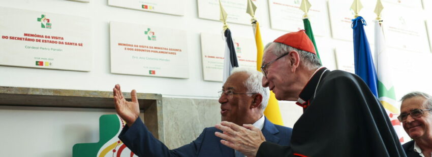 El secretario de Estado de la Santa Sede, el cardenal Pietro Parolin, acompañado del primer ministro portugués, António Costa