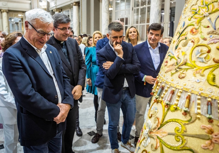 El alcalde de Valencia, Joan Ribó, en la presentación del manto que lucirá la Virgen en la procesión vespertina del domingo. José Luis Bort
