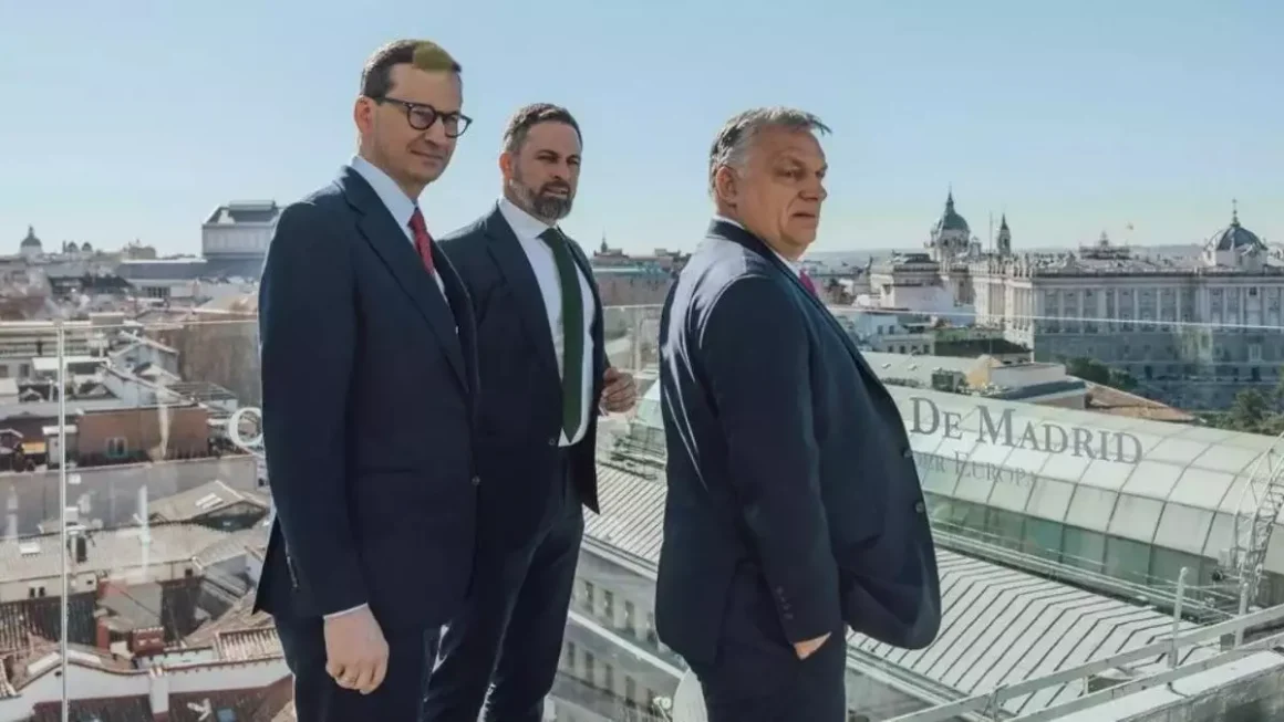 El primer ministro polaco, Mateusz Morawiecki; el presidente de Vox, Santiago Abascal; y el primer ministro húngaro, Viktor Orbán; en Madrid. @visegrad24