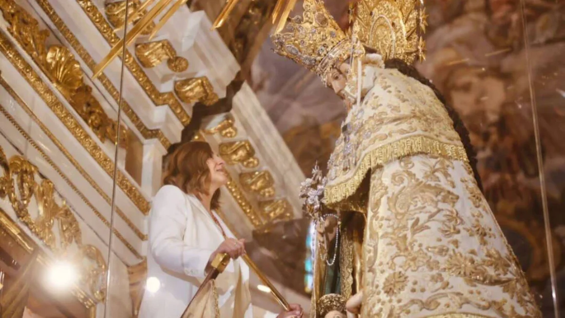 La primera acción de Catalá como alcaldesa (PP) de Valencia, visitar a la Virgen.