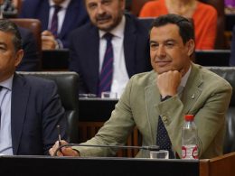 Juanma Moreno en el parlamento andaluz