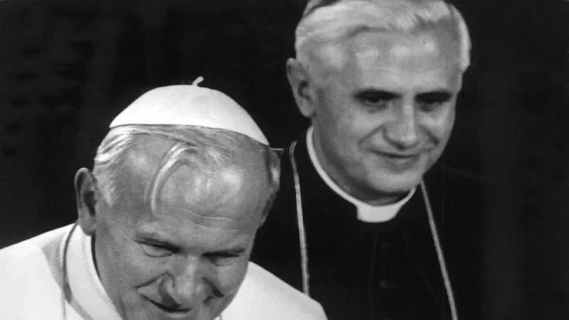 Imagen de Archivo tomada en noviembre de 1980 que muestra al Papa Juan Pablo II (i), junto al cardenal alemán Joseph Ratzinger en Munich, Alemania.