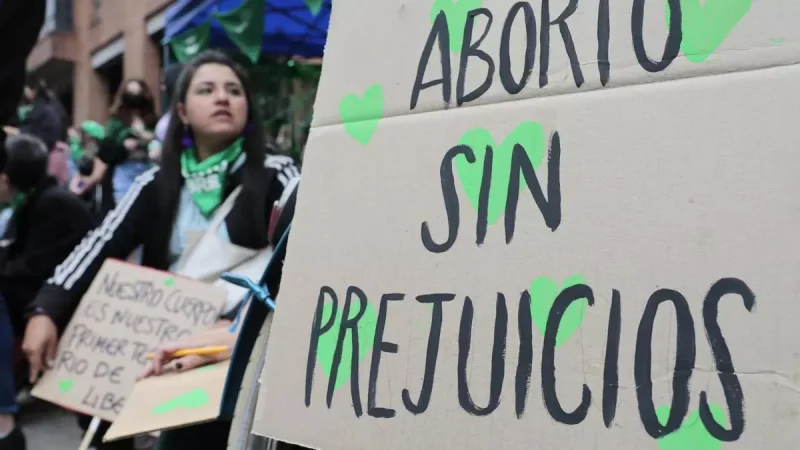 Varias mujeres participan en una marcha a favor del aborto, hoy, en Bogotá (Colombia). EFE/ Carlos Ortega