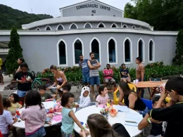 Los niños son atendidos en una iglesia evangélica en el distrito de Juquehy en Sao Sebastiao, estado de Sao Paulo, Brasil, a 20 de febrero de 2023. — Nelson Almeida / AFP