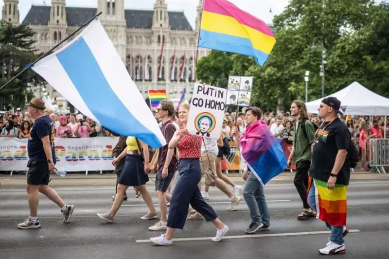 El desfile del Orgullo LGTBI celebrado el sábado en Viena reunió a más de 30.000 personas. — CHRISTIAN BRUNA / EFE