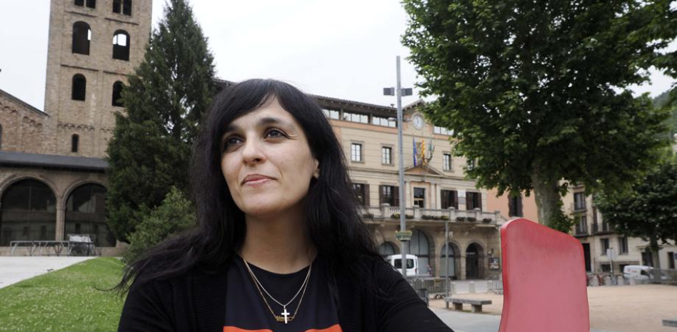 Sílvia Orriols, frente al edificio Consistorial, el pasado martes. Pere Duran / NORD MEDIA
