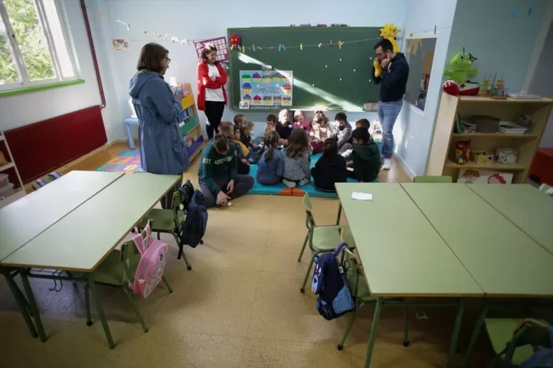 Alumnos sentados en su aula del CEIP Eduardo Cela Vila de Triacastela, en Galicia, a 8 de septiembre de 2022.. — Carlos Castro / Europa Press