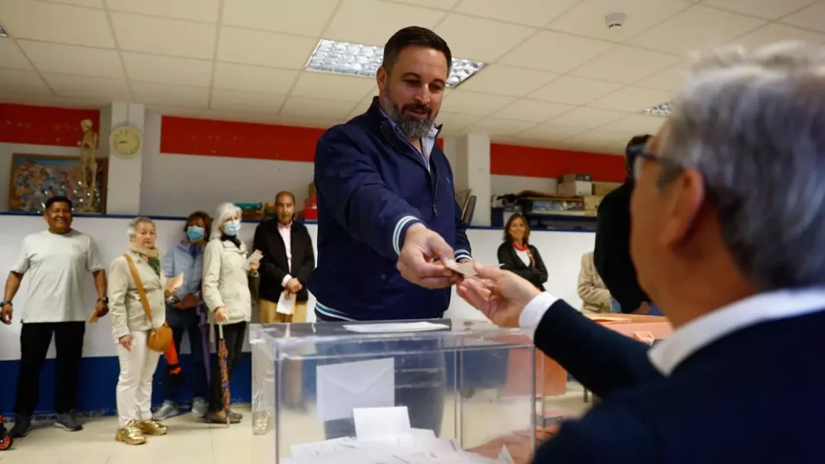 El líder de Vox, Santiago Abascal, vota en un colegio electoral de Madrid este domingo durante las elecciones municipales y autonómicas. EFE/Rodrigo Jimenez