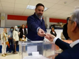 El líder de Vox, Santiago Abascal, vota en un colegio electoral de Madrid este domingo durante las elecciones municipales y autonómicas. EFE/Rodrigo Jimenez