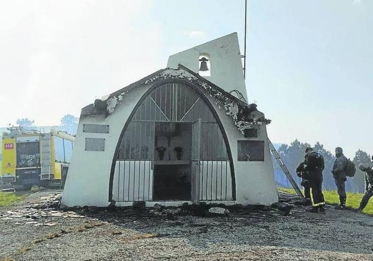 Parte de la capilla fue calcinada por los graves incendios forestales. E. C.