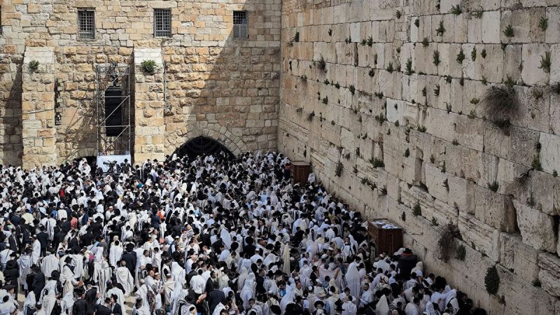 Fieles judíos rezan en el Muro de las Lamentaciones durante la Pascua judía en Jerusalén, en abril de 2023. EP
