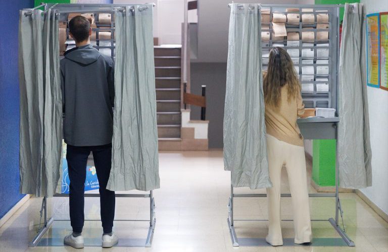 Dos personas ejercen su derecho a voto en una cabina en un colegio electoral el 28 de mayo de 2023 en Madrid (España). -EDUARDO PARRA / Europa Press