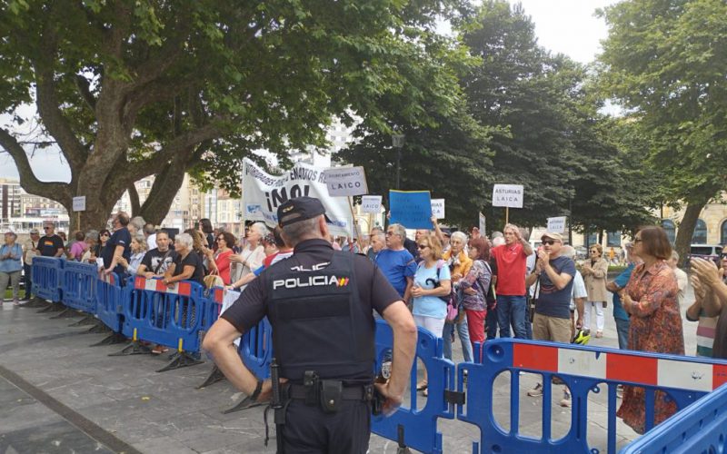 Protesta ante San Pedro, convocada esta mañana por Asturias Laica