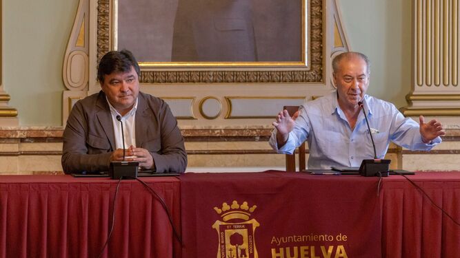 El alcalde en funciones, Gabriel Cruz, y el presidente del consejo, Antonio González. / Chenoa Odejo (Huelva)