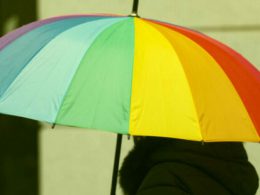 imagen referencial de los colores de la bandera del orgullo LGTB en un paraguas