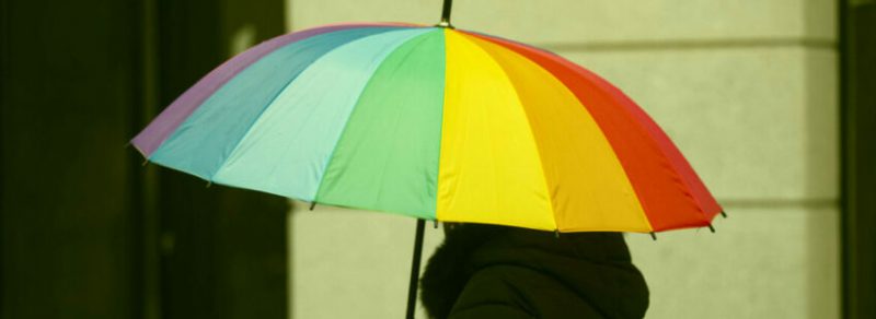 imagen referencial de los colores de la bandera del orgullo LGTB en un paraguas