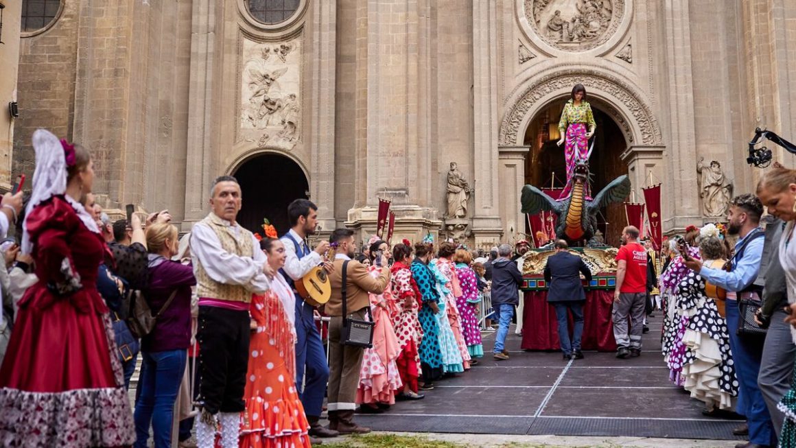 La Tarasca sale en la procesión del Corpus de Granada