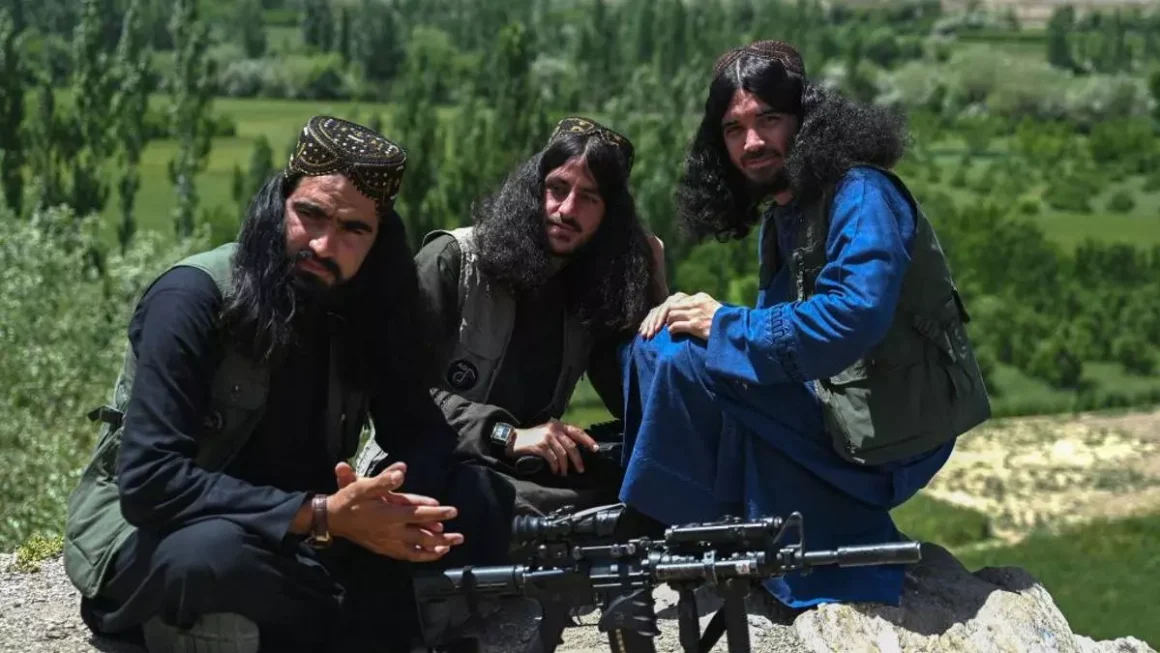 Personal de seguridad del movimiento talibán, en una zona montañosa de Afganistán, en mayo de 2023. AFP/Getty Images/Wakil Kohsar