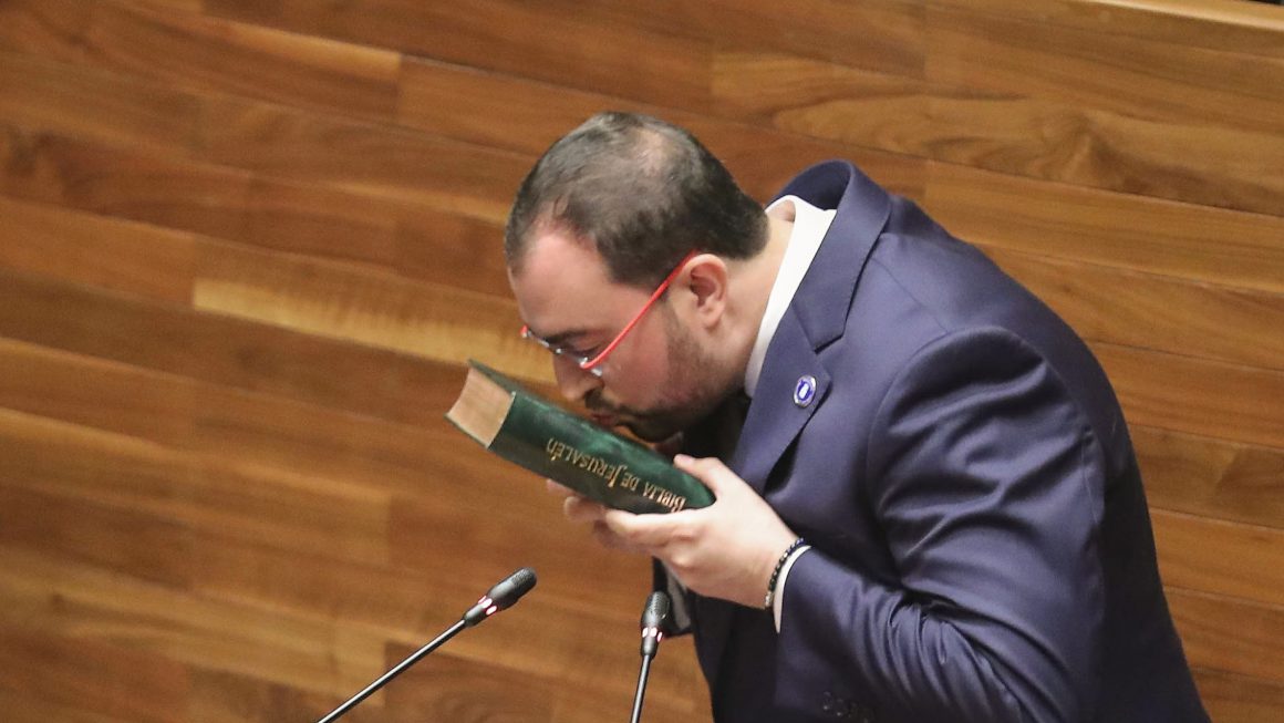 Barbón besa la Biblia antes de prometer el cargo de diputado de la Junta General. M. ROJAS