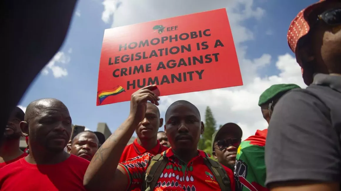 Un grupo de personas protesta contra el proyecto de ley antihomosexualidad de Uganda ante el Alto Comisionado de Uganda en Pretoria, Sudáfrica. Alet Pretorius / Gallo images / Getty