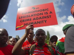 Un grupo de personas protesta contra el proyecto de ley antihomosexualidad de Uganda ante el Alto Comisionado de Uganda en Pretoria, Sudáfrica. Alet Pretorius / Gallo images / Getty