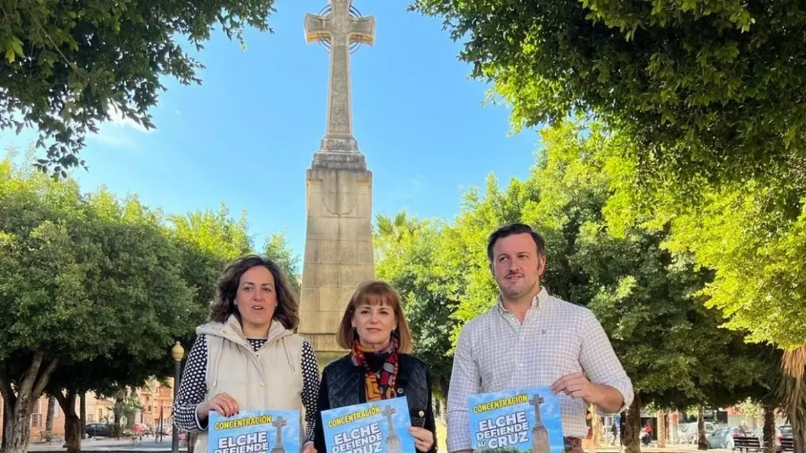 Pablo Ruz (PP) a la derecha y Aurora Rodil (Vox) en el centro, con la candidata de Ciudadanos, en un acto de defensa de la cruz franquista.