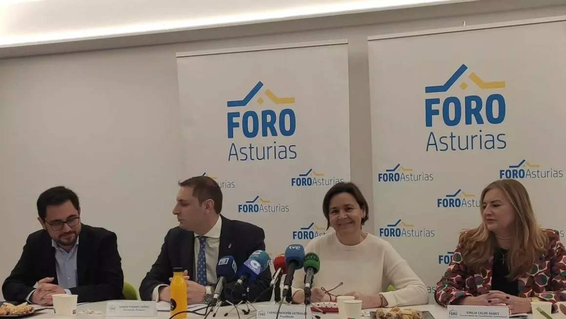 Carmen Moriyón junto al secretario general de Foro Asturias, Adrián Pumares Europapress