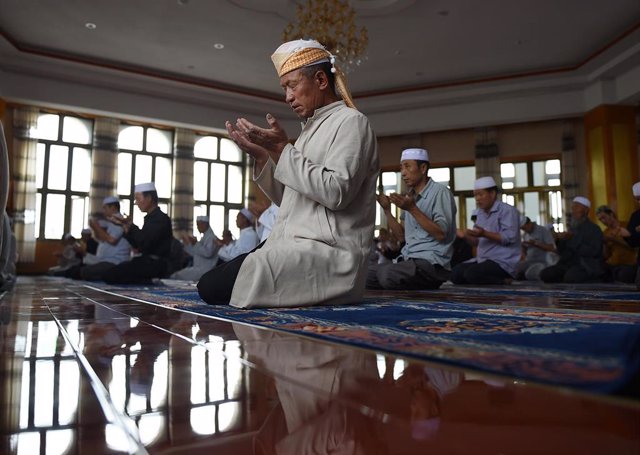 Archivo - Musulmanes rezan en una mezquita durante el mes de Ramadán en el condado de Tongxin, en la egión autónoma de Ningxia (China) - Europa Press/Contacto/Wang Peng