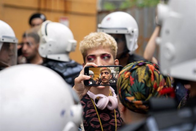 Policías durante el desfile del Orgullo en Estambul - Europa Press/Contacto/Tolga Uluturk